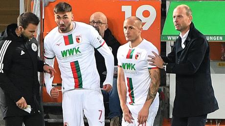 Dion Beljo und Sven Michel wollen FCA-Trainer Jess Thorup (von rechts) gegen Fürth überzeugen.