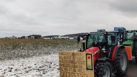 Auf dem Weg von Aichach nach Friedberg kommt der Demonstrationszug der Landwirte, Fuhrunternehmer und weiterer Teilnehmer bei Oberneul ins Stocken.