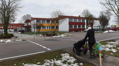 Jugendliche sind auf das Gebäude der Grundschule Königsmoos geklettert.