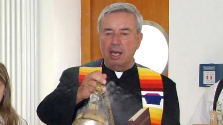 Der verstorbene Pfarrer Hans Schneider war 44 Jahre Pfarrer in Geltendorf. Das Bild zeigt ihn bei der Segnung des Schützenheims im Jahr 2005.