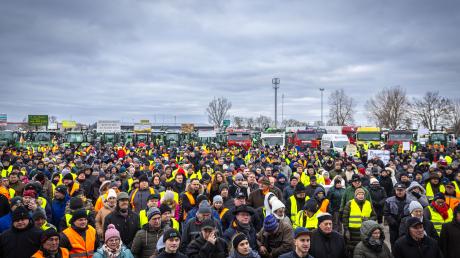 Rund 2300 Personen protestierten am Montag in Nördlingen auf der Kaiserwiese.