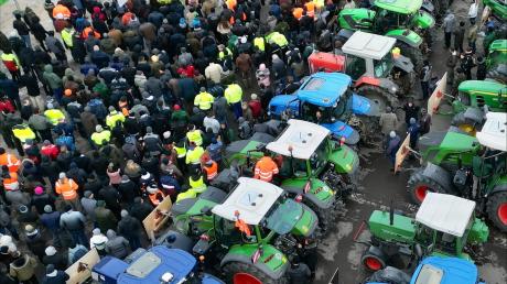 Unter anderem in Neu-Ulm demonstrierten tausende bayerische Bauern am Montag.