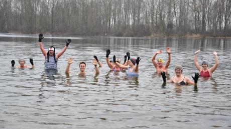 Zu neunt stiegen die Lauinger Winterschwimmer am Sonntag in den Auwaldsee. 