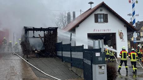 In Edenried brennt das Carport eines Wohnhauses ab. Glücklicherweise befindet sich das Grundstück direkt neben dem örtlichen Feuerwehrhaus.