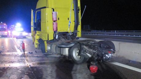 Bei einem Unfall auf der A8 waren zwei LKW beteiligt. Der Fahrer einer Zugmaschine verletzte sich schwer.
