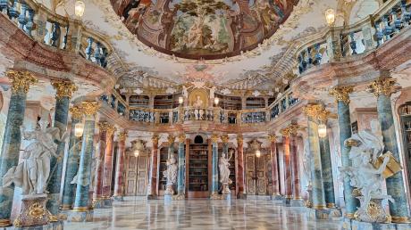 Der grandiose Bibliothekssaal des Klosters Wiblingen bei Ulm. 