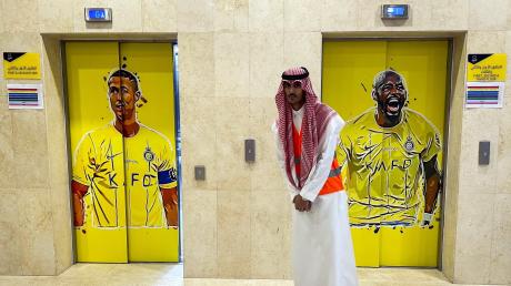 Fußball spielt in Saudi-Arabien eine immer größere Rolle - hier zu sehen mit Bildern von Cristiano Ronaldo und Seko Fofana auf Fahrstuhltüren.
