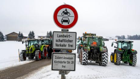 Am zweiten Tag der großen Bauernproteste trafen sich die Landwirte am Milchwerk Bad Wörishofen, um in einer Kolonne zu demonstrieren.