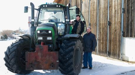 Ulrich (links) und Edmund Sedlmayr, Landwirte aus dem Augsburger Stadtteil Inningen, haben sich den bundesweiten Bauernprotesten angeschlossen.
