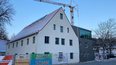 Das zum Gemeindehaus umgebaute Adlergebäude neben dem Illertisser Rathaus soll im Frühsommer fertiggestellt sein.