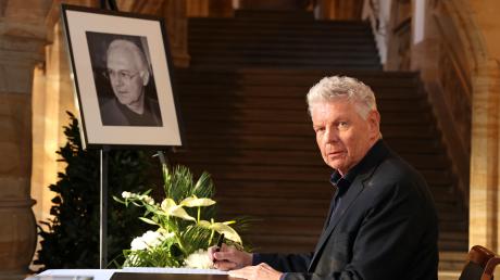 Münchens Oberbürgermeister Dieter Reiter trägt sich ins Kondolenzbuch für Franz Beckenbauer ein.
