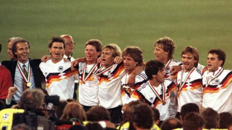Stefan Reuter (Dritter von links) wurde mit Deutschland unter Trainer Franz Beckenbauer (links) Weltmeister 1990 in Rom. 