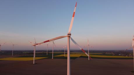 Der Markt Münsterhausen möchte sich an entstehenden Windkraftanlagen beteiligen.