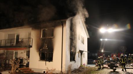 Drei Feuerwehren rückten am Dienstagabend zu einem Küchenbrand nach Kühbach aus. Sie löschten die Flammen. Diese verursachten einen erheblichen Schaden an der Fassade des Hauses.