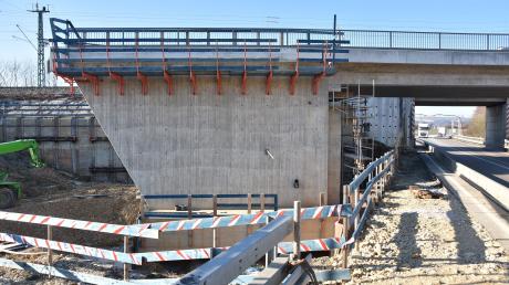 Die parallel zum bestehenden Durchlass errichtete neue Bahnbrücke soll auf Eisenschienen an ihren vorgesehenen Platz geschoben werden.