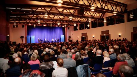 Zur Podiumsdiskussion im Bürgerhaus in Senden hat das Publikum viele Fragen an die fünf Landratskandidierenden mitgebracht. 