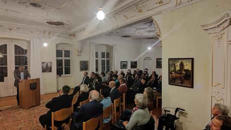 Dr. Wilfried Sponsel sprach bei der Vernissage zur Warnecke-Ausstellung, die am Sonntag wieder im Reimlinger Schloss zu sehen ist.