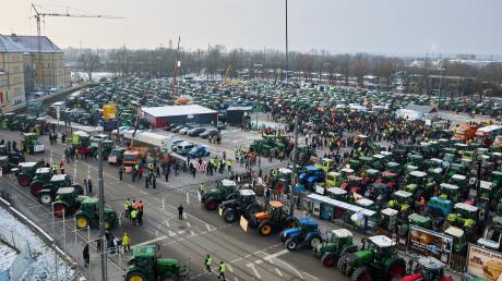 Im Winter demonstrierten die Bauern immer wieder mit ihren Traktoren in Augsburg. Für Samstag ist nun eine Mittelstandsdemo mit  100 Traktoren angekündigt. 