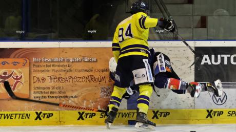 Wer nimmt wen in die Zange? Am Freitag stehen sich in der Eishockey-Bezirksliga der ESV Türkheim (gelb-blaue Trikots) und der EV Bad Wörishofen auf dem Eis gegenüber.