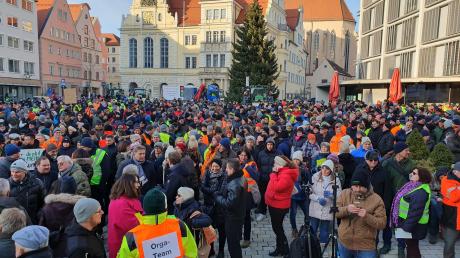 Etwa 500 Teilnehmer versammelten sich am Mittwoch auf dem Rathausplatz in Ingolstadt, um gegen die Agrarpolitik der Ampel zu demonstrieren.