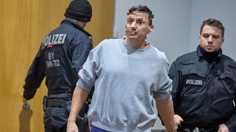 Steinewerfer Florin N., der wegen versuchten Mordes angeklagt ist, wird in den Gerichtssaal geführt. 