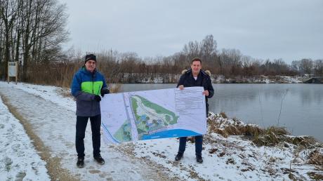 Georg (links) und Johann Reitmayer zeigen die ursprünglichen Pläne zur Sicherung des Dammbauwerks, vor dem sie stehen. Sie wollen eine andere Idee auf den Weg gebracht. 