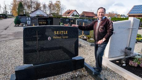 Helmut Seitle, 78, hat seit mehr als 20 Jahren ein Grab auf dem Karlshulder Friedhof – bereits mit eingraviertem Namen. 