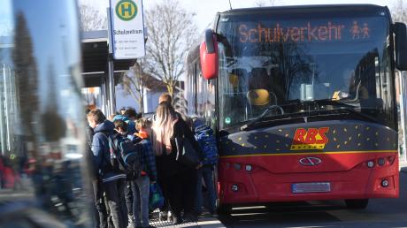 Im Kreis Neu-Ulm wird der Busverkehr nach dem Fahrplanwechsel im vergangenen Dezember angepasst. Es hatte massive Kritik daran gegeben.