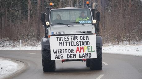 Am Montag blockieren rund 800 Fahrzeuge Teile der B300 im Landkreis Aichach-Friedberg. Manch ein Teilnehmer formuliert seine Forderungen drastischer als andere.