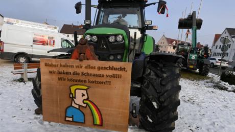Dieses Plakat war bei den Bauernprotesten auf dem Marktplatz in Fischach zusehen.