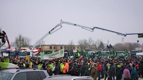 Zum vorerst letzten Mal versammelten sich am Freitag hunderte Menschen in Dillingen, um mit den Landwirten zu demonstrieren.

