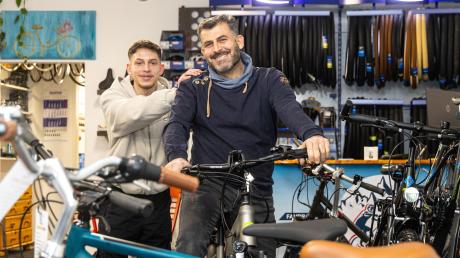 Yasser Kauam Jabakjie mit seinem Sohn Mouhammad Nour in seinem Augsburger Fahrradgeschäft.