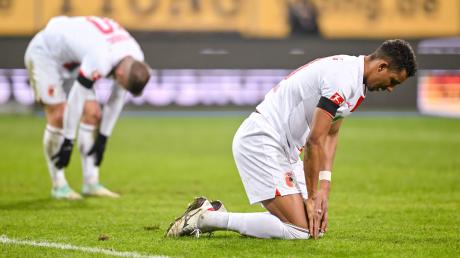 Nicht zu fassen: Die FCA-Spieler Niklas Dorsch (l) und  Felix Uduokhai (r) nach Abpfiff gegen Leverkusen.