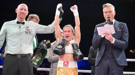 Die Augsburger Profiboxerin Tina Rupprecht sicherte sich den WM-Titel im Atomgewicht.