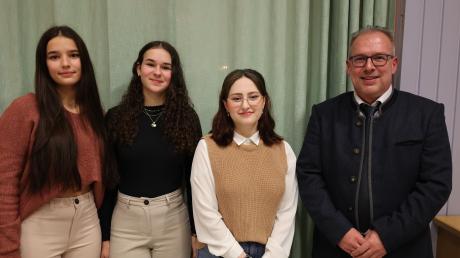 Von 19 geladenen Jugendlichen, die im vergangenen Jahr 18 geworden waren, konnte Bürgermeister Geiling lediglich drei persönlich begrüßen und ihnen gratulieren: (von links) Lucia Zehentbauer, Antonia Bayerl und Alex Kröber.