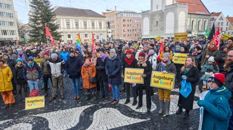 Rund 700 Menschen demonstrierten am Sonntagmittag auf dem Rathausplatz gegen Rechtsextremismus.