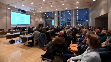 Mehr als 100 Zuhörende fanden sich zur Gersthofer Stadtratssitzung am Samstag ein, wo es um eine: Entscheidung über einen Bürgerentscheid zur Sperrung der Bahnhofstraße ging.