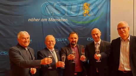 Kissinger CSU stößt aufs neue Jahr an (von links): Xaver Sedlmeyr, Manfred Losinger, Michael Eder, Reinhard Gürtner und Wolfgang Hastenpflug.