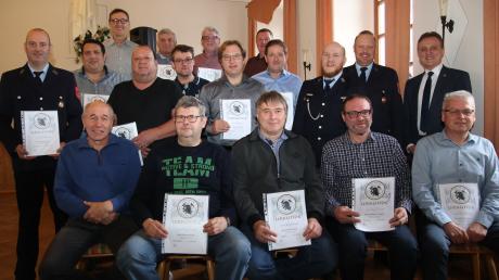 Zahlreiche Mitglieder der Bertoldsheimer Feuerwehr wurden für ihr jahrzehntelanges Engagement geehrt. 