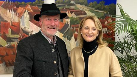 Landsbergs Oberbürgermeisterin Doris Baumgartl hat die Schirmherrschaft für das Lechgau-Trachtenfest 2024 übernommen. Das Foto zeigt sie mit Gauvorstand Franz Multerer.
