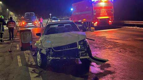 An der Auffahrt zur B2 bei Langweid kam es am Samstagabend zu einem Unfall, bei dem zwei Autofahrer leicht verletzt wurden. 