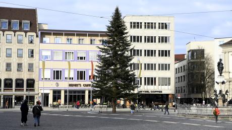 Der Weihnachtsbaum auf dem Rathausplatz bleibt bis zum Fasching stehen - dann wird er entastet und als Narrenbaum genutzt. 