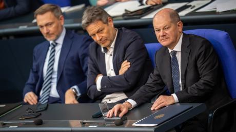 Die Drei von der Zankstelle: Bundeskanzler Olaf Scholz verfolgt neben Robert Habeck und Christian Lindner die Haushaltsdebatte