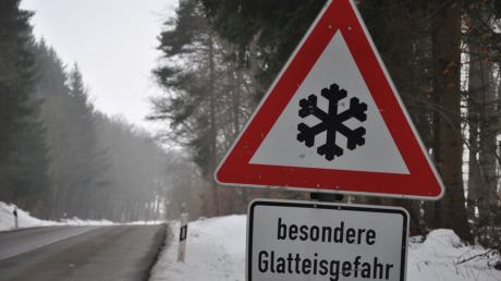 Aufgrund von Glatteis kommt es bei Bopfingen zu einem Unfall. Der Schaden ist vierstellig.