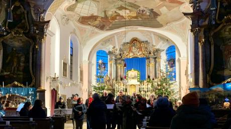 In der weihnachtlich geschmückten Gebenhofener Kirche herrschte bei dem Benefizkonzert der Chöre Cantalom 
aus Mühlhausen und Pastor Bonus aus Stettenhofen eine besondere Atmosphäre. 