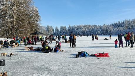 Bei schönsten Winterwetter waren am Wochenende auf dem Engelsrieder See in Rott Schlittschuhläufer, Stockschützen und Wanderer unterwegs. Am Sonntag gab es sogar eine Bewirtung.