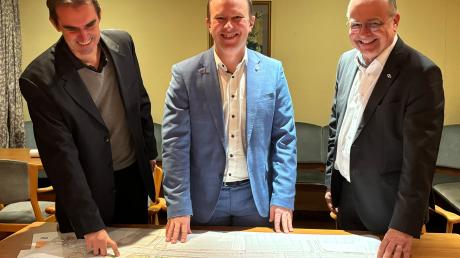 Bernhard Frank, Bürgermeister Florian Mayer und Klaus-Dieter Ruf vor dem Plan für das Meringer Ortszentrum.
