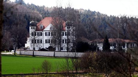 Im Neubau von Schloss Elmischwang (im Bild rechts) starten bald Umbauarbeiten für Senioren-WGs.
