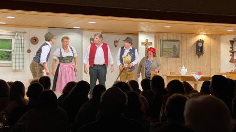 Die Gaudibühne Uttenhofen präsentiert ihr neues Stück  „`s Hochzeitskarussell“. Am Samstag spielten die Laienschauspieler vor ausverkauftem Haus im Pfarrsaal in Ziemetshausen.