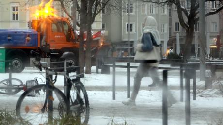 In Augsburg und Umgebung ist der Winterdienst im Dauereinsatz. Eisregen sorgt für spiegelglatte Straßen.